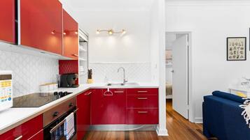 Frigorifero, microonde, forno, piano cottura