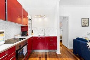 Fridge, microwave, oven, stovetop - Renovated 1BR Unit CBD/Parking/Wi-Fi/South Tce (Adelaide)