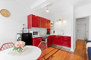 Fridge, microwave, oven, stovetop - Renovated 1BR Unit CBD/Parking/Wi-Fi/South Tce (Adelaide)