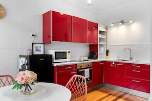 Fridge, microwave, oven, stovetop - Renovated 1BR Unit CBD/Parking/Wi-Fi/South Tce (Adelaide)