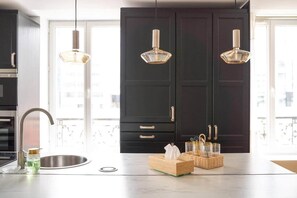 Kjøleskap, mikrobølgeovn, ovn og oppvaskmaskin