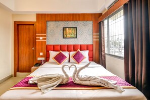 Desk, laptop workspace, soundproofing, free WiFi - Mount Amara Hotel & Spa (Jalpaiguri)