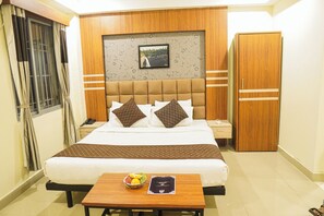 Executive Triple Room | 1 bedroom, desk, laptop workspace, soundproofing