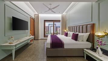 Moyrah Well Suite | Desk, free WiFi, bed sheets