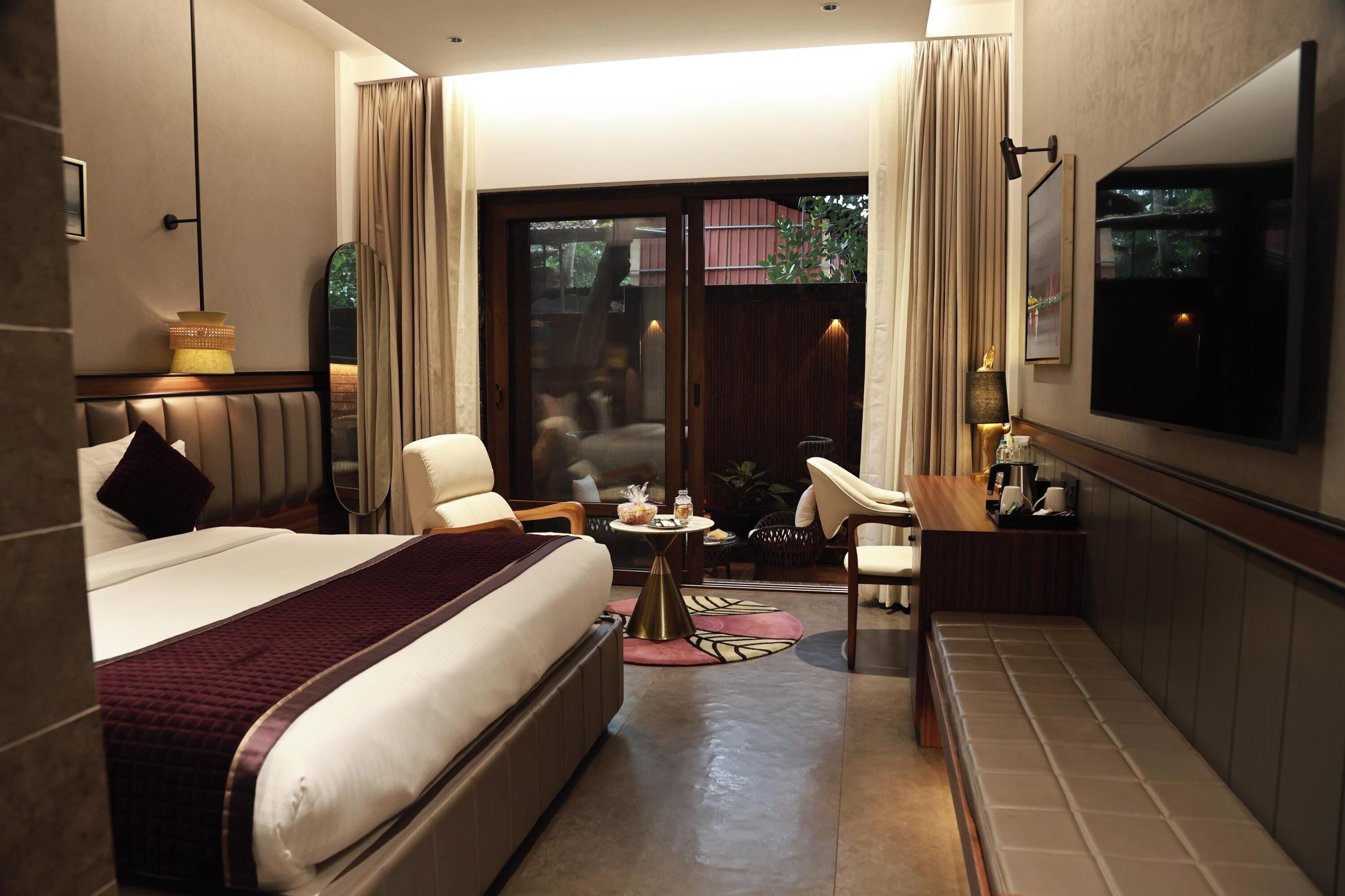 Luxury Patio Room | Desk, free WiFi, bed sheets