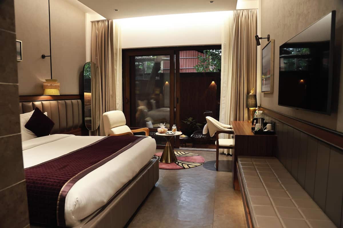 Luxury Patio Room | Escritorio, wifi gratis y ropa de cama