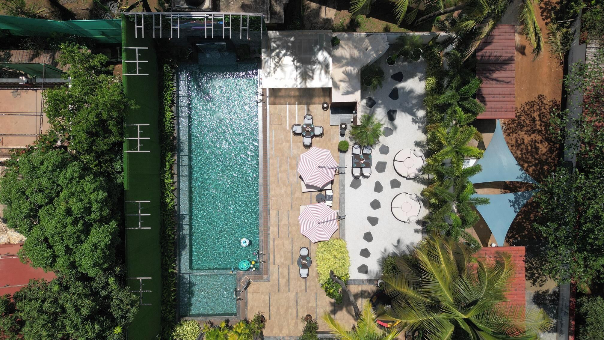 Una piscina al aire libre