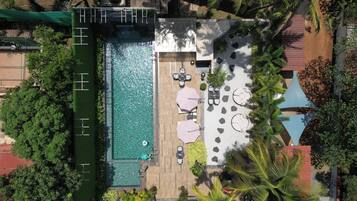 Una piscina al aire libre