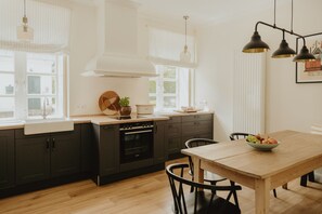 Kjøleskap, ovn, kokeplater og oppvaskmaskin