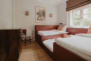 2 bedrooms, travel cot, WiFi, bed sheets