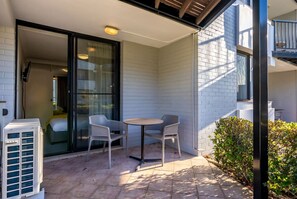 Outdoor dining - Leafy South Perth 1BR Apt | Walk to River + Ferry (South Perth)