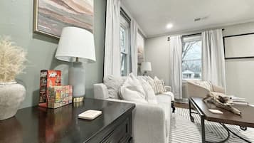 Télévision, cheminée, livres