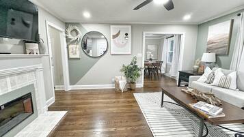 Una televisión, una chimenea, libros