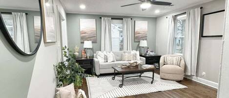 テレビ、暖炉、書庫