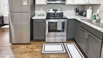 Réfrigérateur, micro-ondes, plaque de cuisson, lave-vaisselle