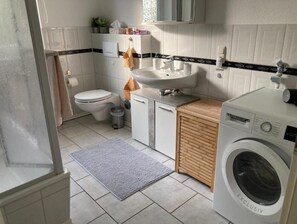 Haartrockner, Handtücher, Seife, Toilettenpapier