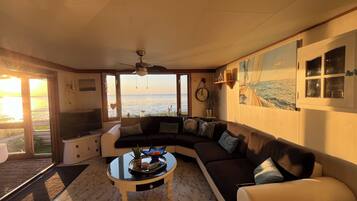 Een televisie en boeken