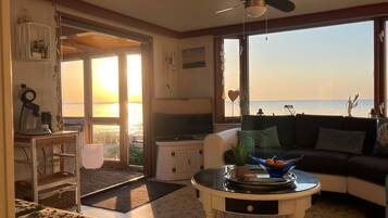 Een televisie en boeken