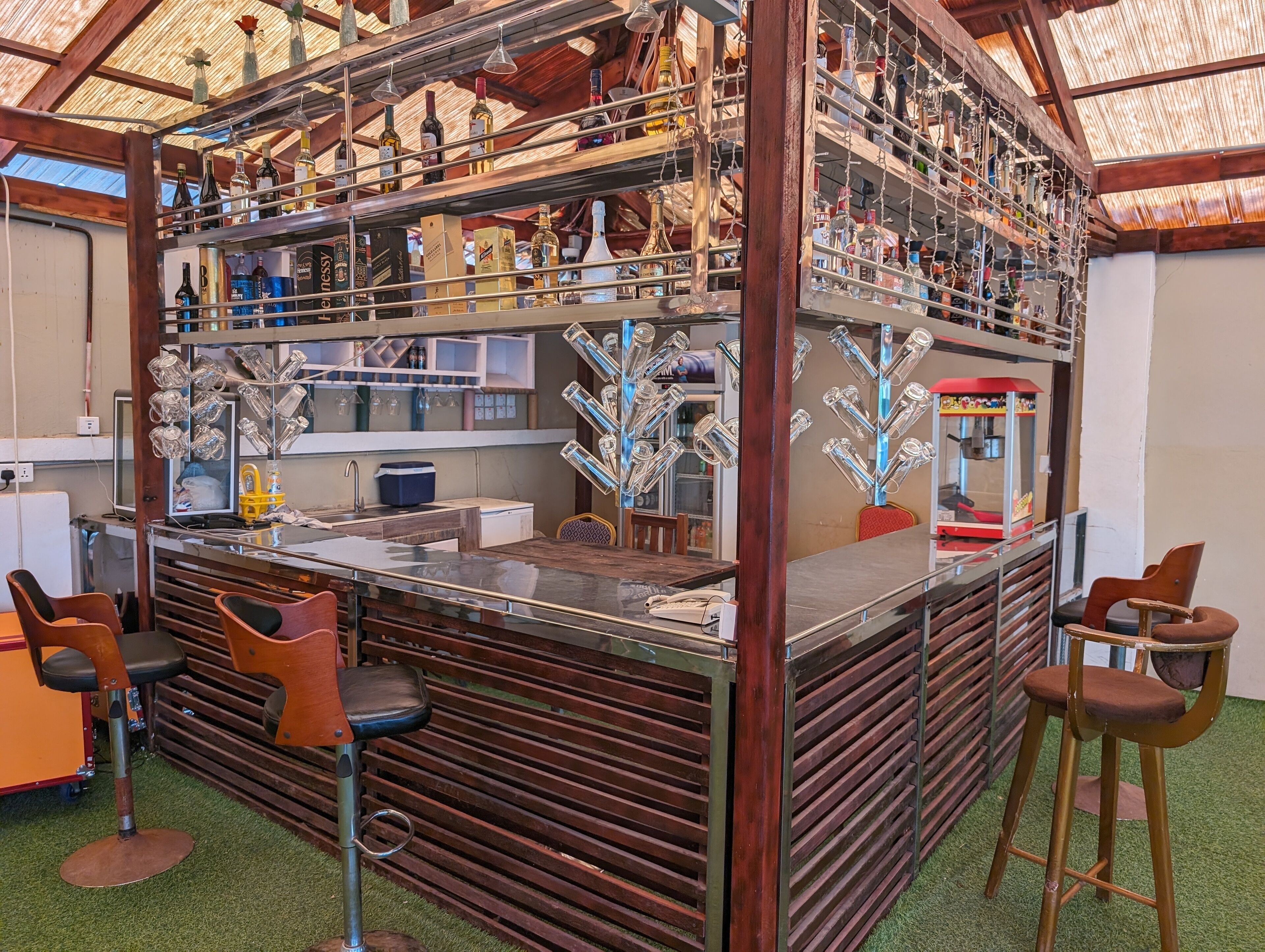 2 bars/lounges, 2 poolside bars