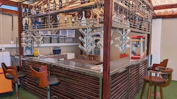 2 bars/lounges, 2 poolside bars