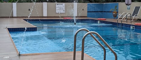 Piscine extérieure, parasols de plage, maßtres-nageurs sur place