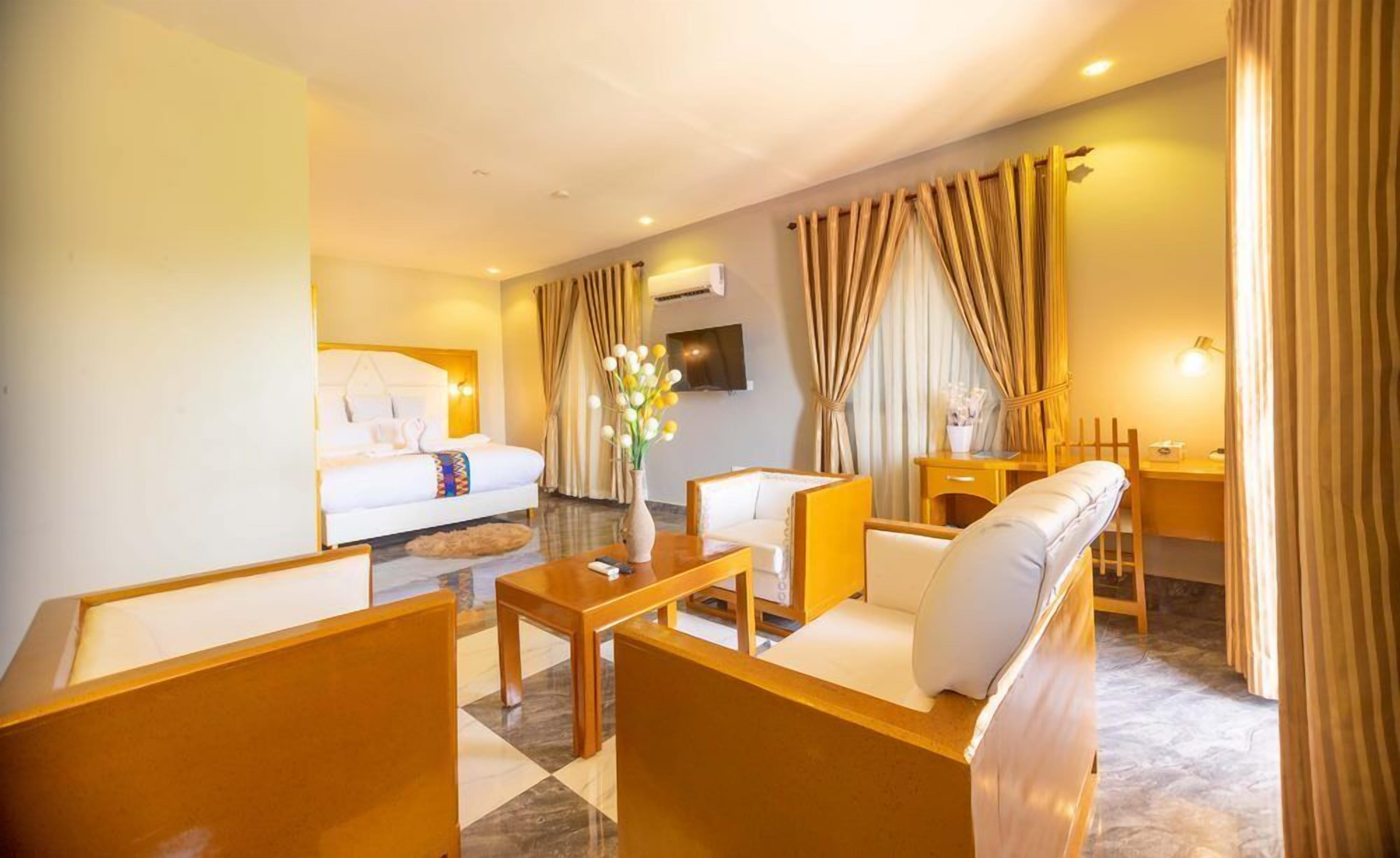 Luxury Room | In-room safe, individually decorated, individually furnished, desk