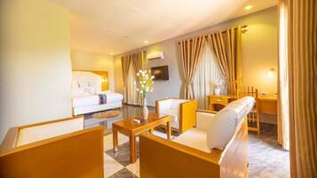 Luxury Room | In-room safe, individually decorated, individually furnished, desk