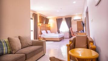 Luxury Room | In-room safe, individually decorated, individually furnished, desk