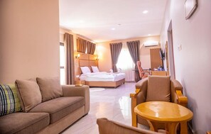 In-room safe, individually decorated, individually furnished, desk - De-Kings Hotel (Tarkwa)