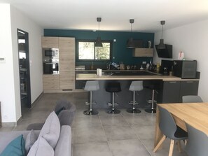 Frigorífico, microondas, horno y placa de cocina