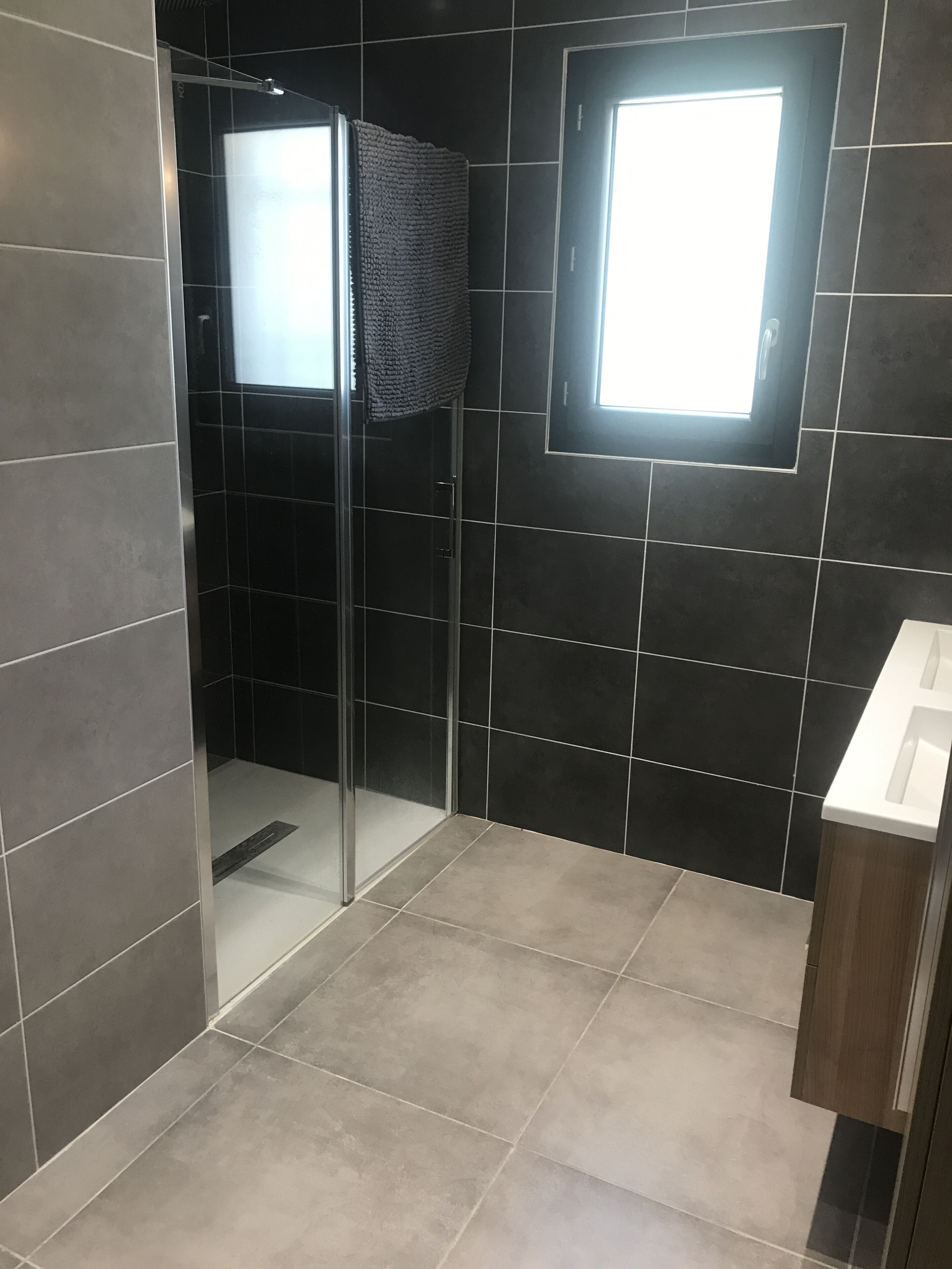 Douche, serviettes fournies, savon, papier toilette