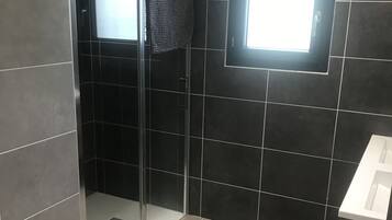 Douche, serviettes fournies, savon, papier toilette