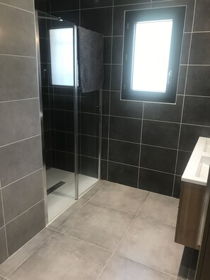 Dusche, Handtücher, Seife, Toilettenpapier