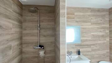 Shower, towels, soap, shampoo