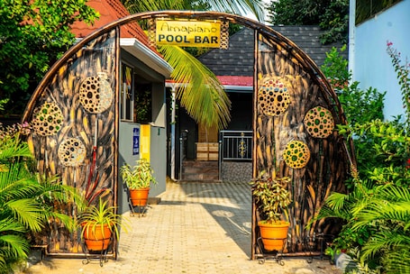 12 outdoor pools, free cabanas, pool umbrellas