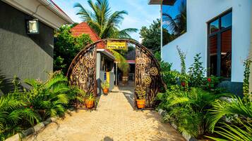 12 kolam renang outdoor, dengan cabana gratis dan payung kolam renang