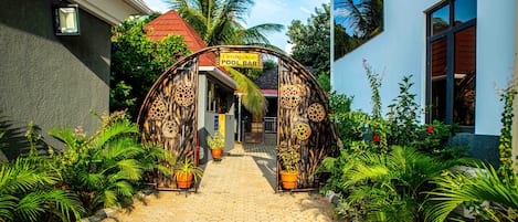 12 outdoor pools, free pool cabanas, pool umbrellas