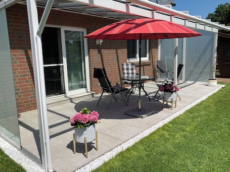 Ristorazione all'aperto. cosy modern apartment for two with patio
