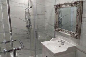 Apartment | Bathroom | Separate bathtub and shower, deep-soaking bathtub, towels - 3-bed Apartment in London (London)