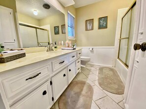 Douche, sèche-cheveux, serviettes fournies