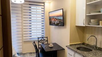 Standard Single Room | Private kitchenette | Fridge, stovetop, griddle, cookware/dishes/utensils