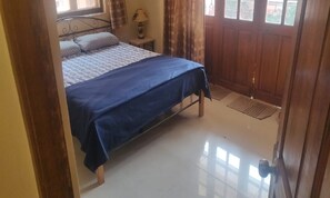 2 bedrooms, laptop workspace, soundproofing, iron/ironing board - Signum Court (Calangute)