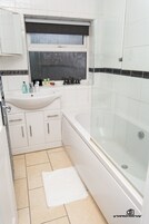 Bañera con ducha, bañera profunda, secador de pelo, toallas
