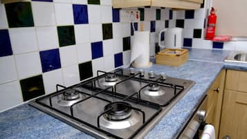 Casa | Cocina privada | Refrigerador, microondas, horno y parrilla de estufa
