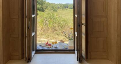 Maison élégante , avec vue fabuleuse sur le village médiéval de Cordes sur Ciel.