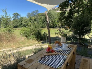 Outdoor dining - Stylish house with fabulous view of the medieval hilltop village Cordes sur Ciel (Cordes-sur-Ciel)