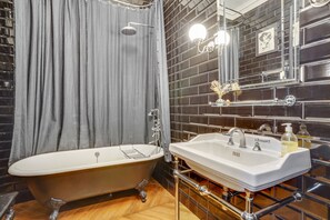 ヘアドライヤー、タオル、石鹸、シャンプー