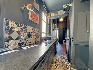 Fridge, microwave, stovetop, dishwasher - Appartement Élégant Design Jardin du Luxembourg Paris 6ème (Paris)