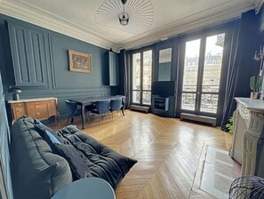 TV - Appartement Élégant Design Jardin du Luxembourg Paris 6ème (Paris)