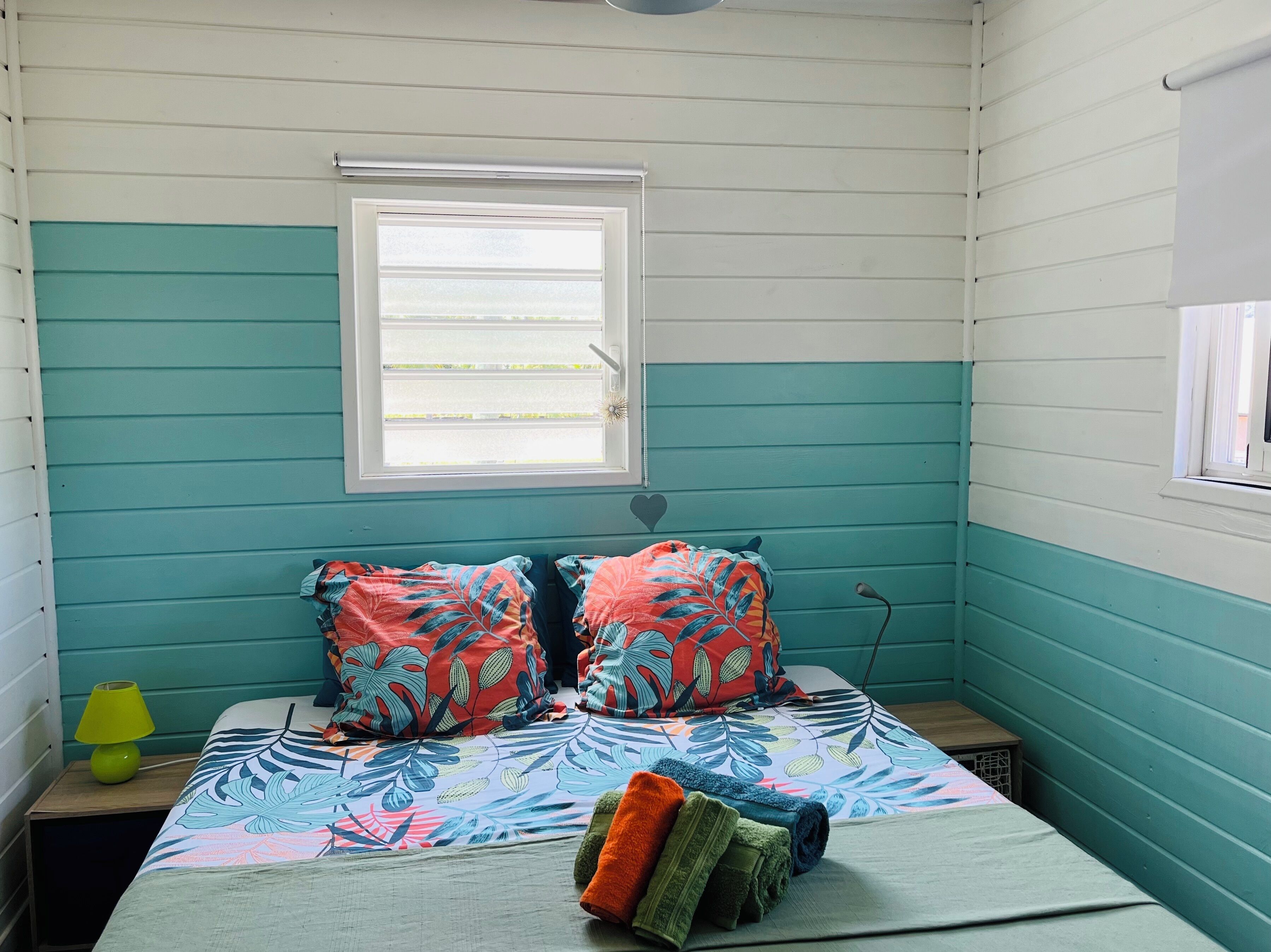 Ropa de cama de alta calidad, decoración personalizada y wifi gratis 